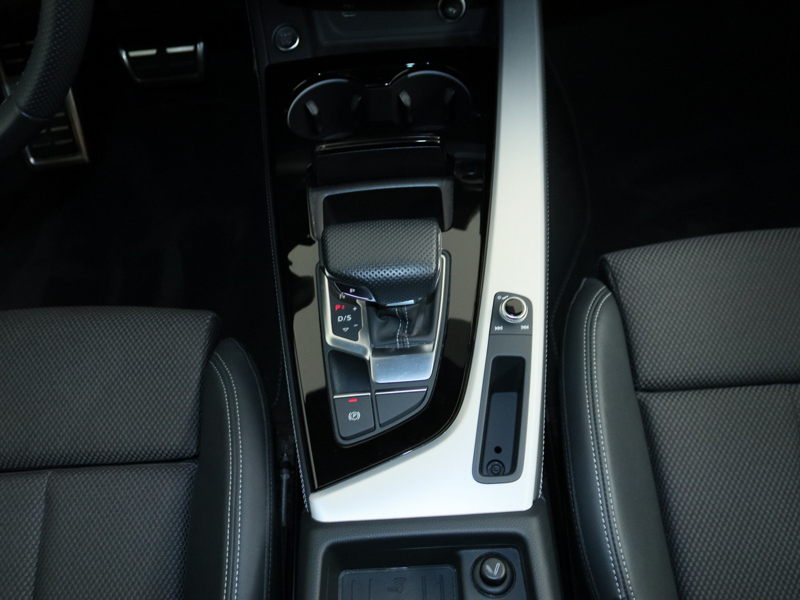 AUDI A4 Avant 40 TDI S line AUDI A4 Avant 40 TDI S line