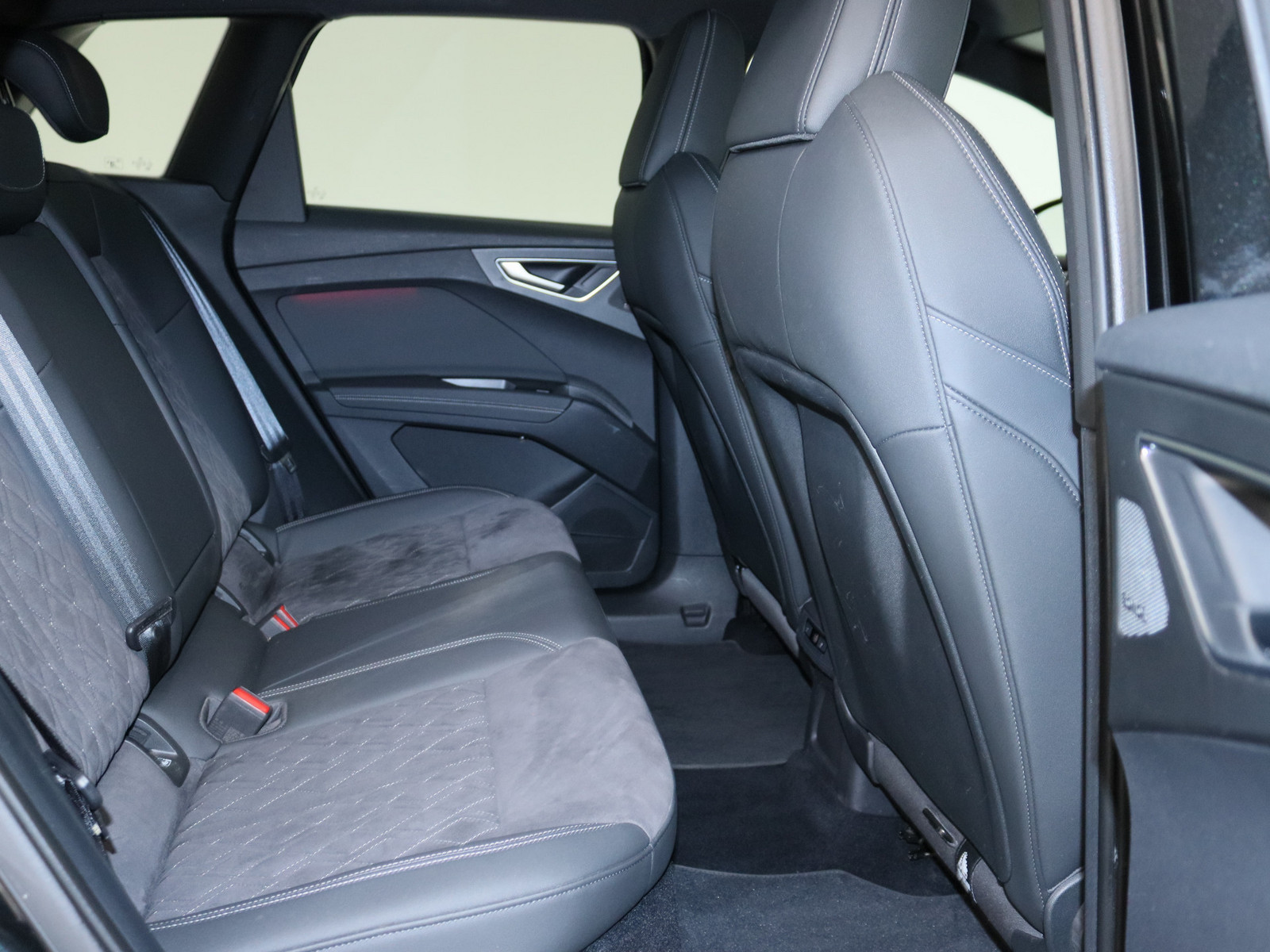 AUDI Q4 e-tron 40 AUDI Q4 e-tron 40