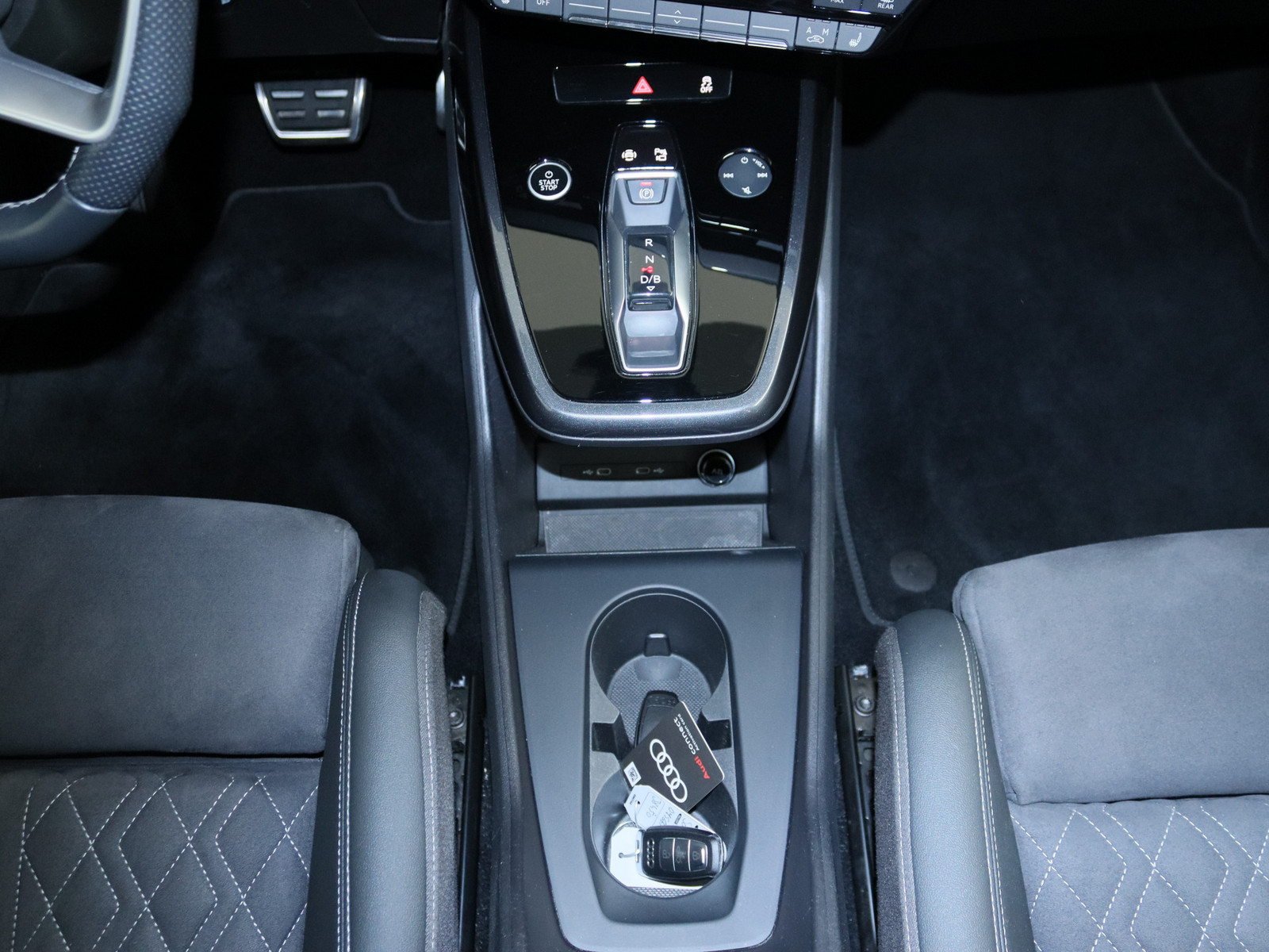 AUDI Q4 e-tron 40 AUDI Q4 e-tron 40