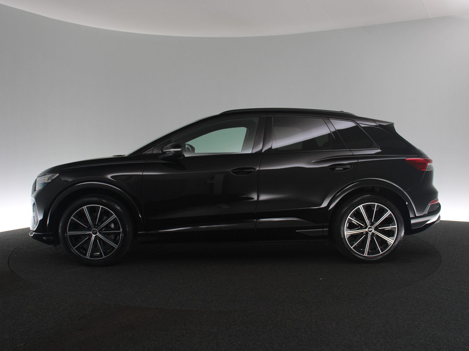 AUDI Q4 e-tron 40 AUDI Q4 e-tron 40