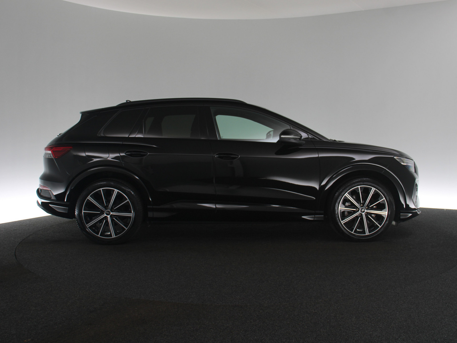AUDI Q4 e-tron 40 AUDI Q4 e-tron 40
