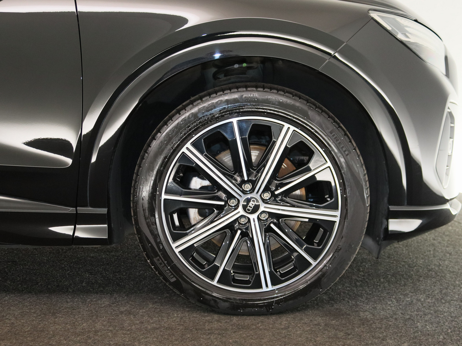 AUDI Q4 e-tron 40 AUDI Q4 e-tron 40