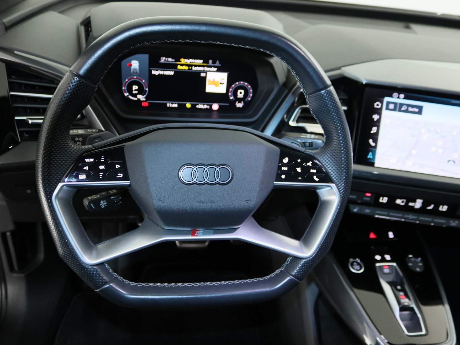 AUDI Q4 e-tron 40 AUDI Q4 e-tron 40