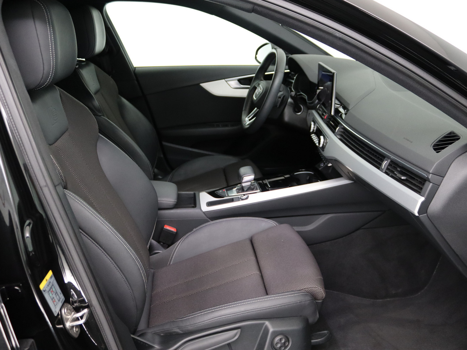 AUDI A4 Avant 40 TFSI S line AUDI A4 Avant 40 TFSI S line