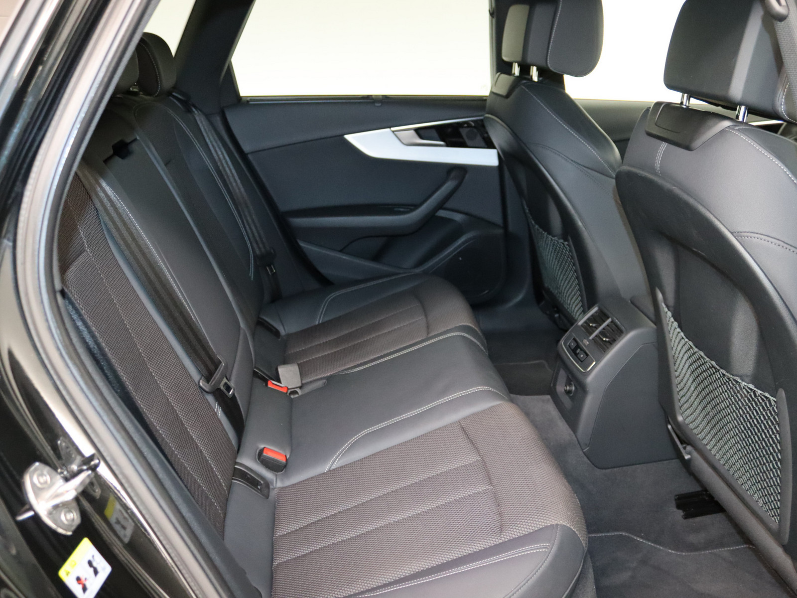 AUDI A4 Avant 40 TFSI S line AUDI A4 Avant 40 TFSI S line