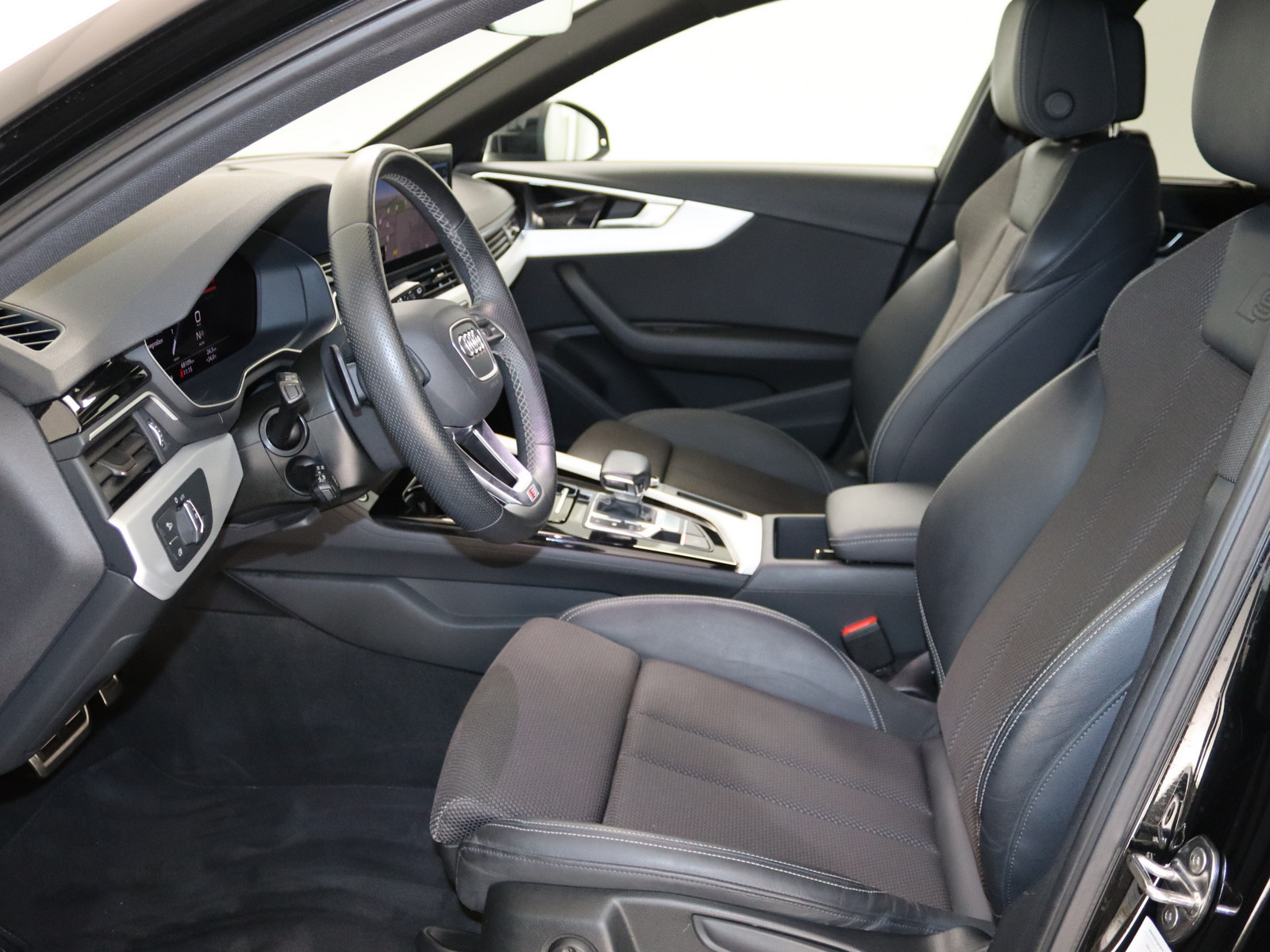 AUDI A4 Avant 40 TFSI S line AUDI A4 Avant 40 TFSI S line