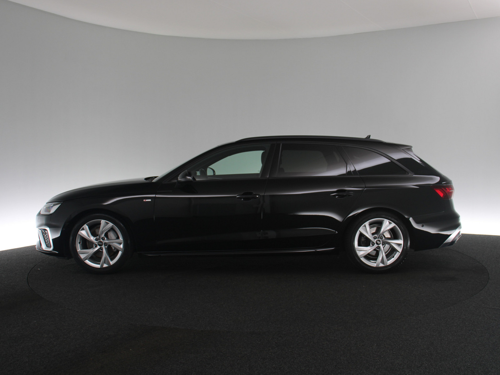 AUDI A4 Avant 40 TFSI S line AUDI A4 Avant 40 TFSI S line