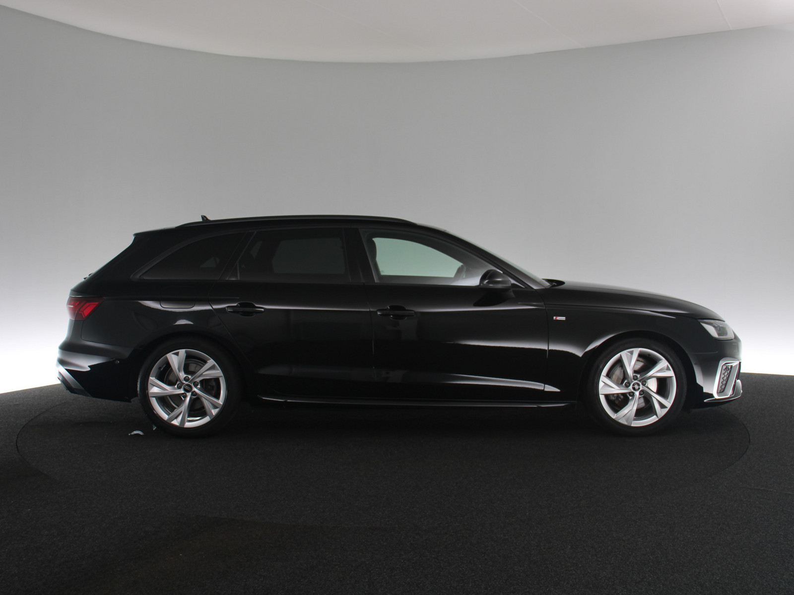 AUDI A4 Avant 40 TFSI S line AUDI A4 Avant 40 TFSI S line