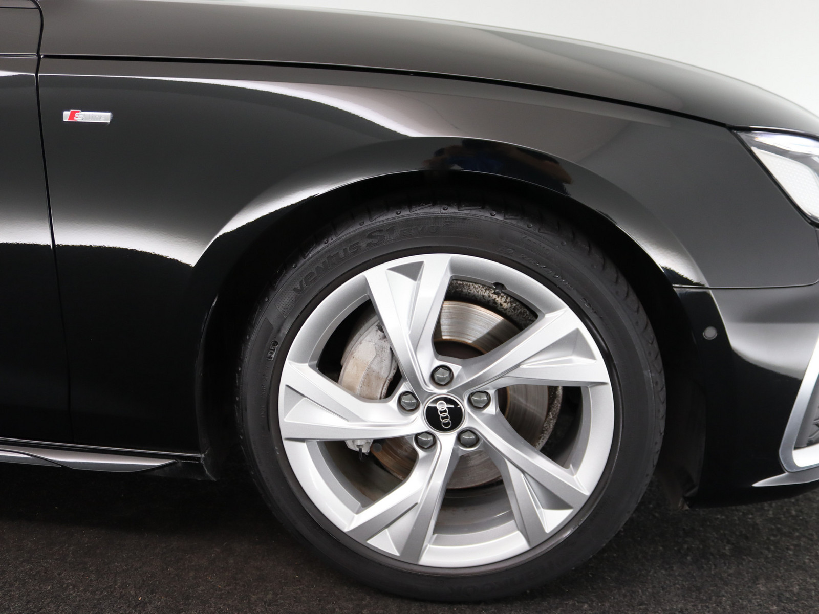 AUDI A4 Avant 40 TFSI S line AUDI A4 Avant 40 TFSI S line