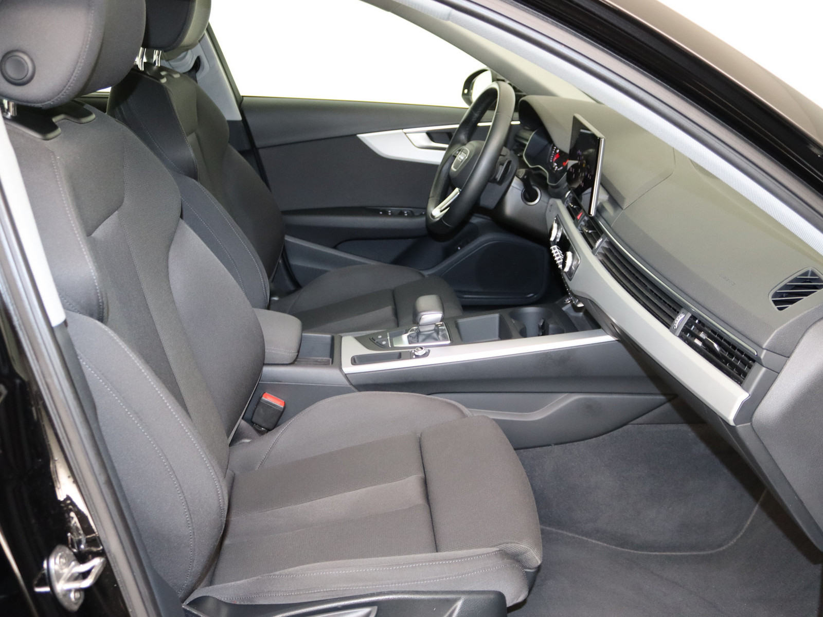 AUDI A4 Avant 35 TFSI advanced AUDI A4 Avant 35 TFSI advanced