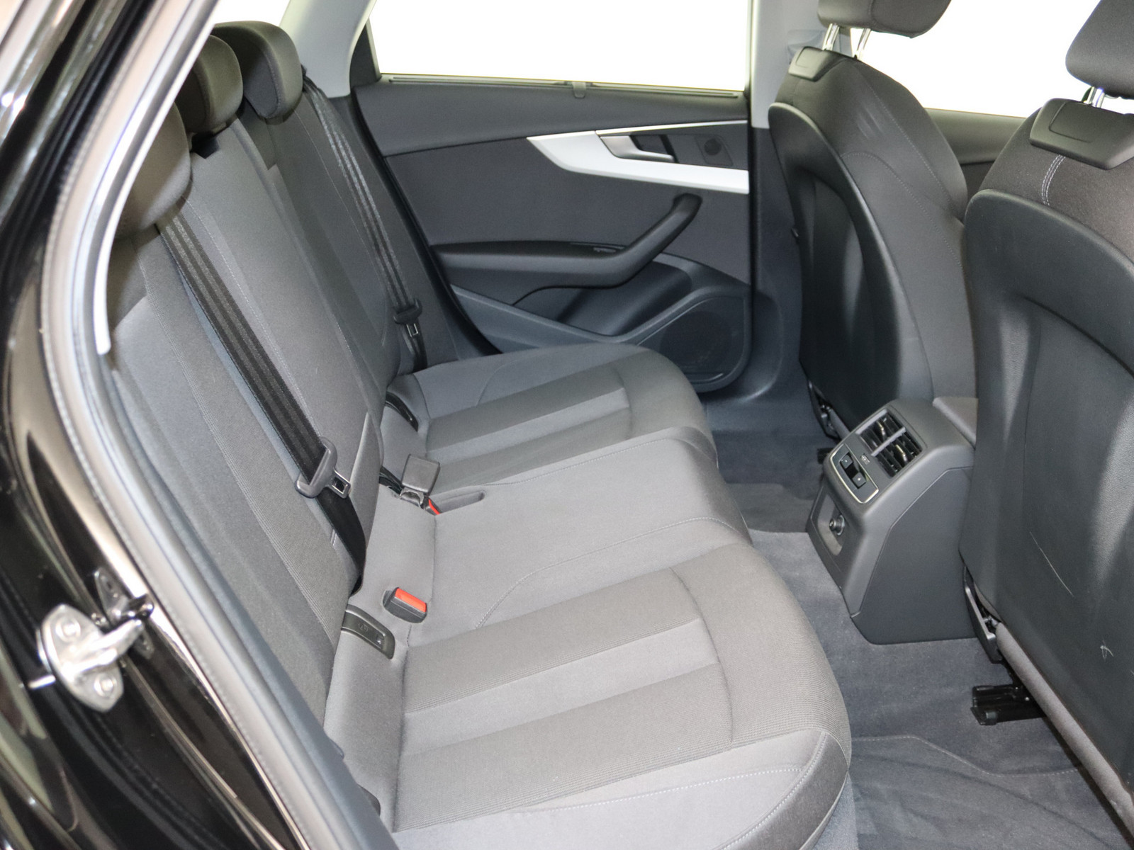 AUDI A4 Avant 35 TFSI advanced AUDI A4 Avant 35 TFSI advanced
