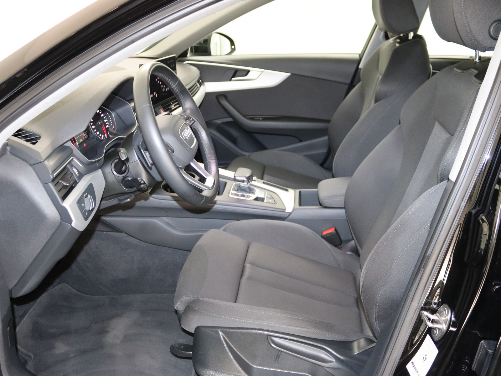AUDI A4 Avant 35 TFSI advanced AUDI A4 Avant 35 TFSI advanced