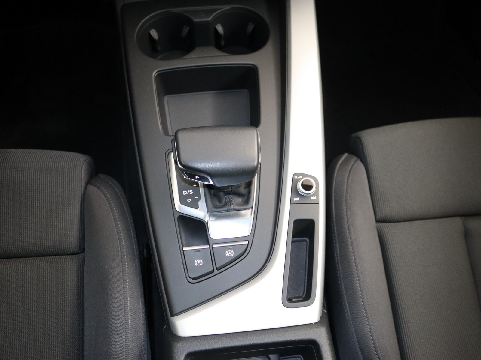 AUDI A4 Avant 35 TFSI advanced AUDI A4 Avant 35 TFSI advanced