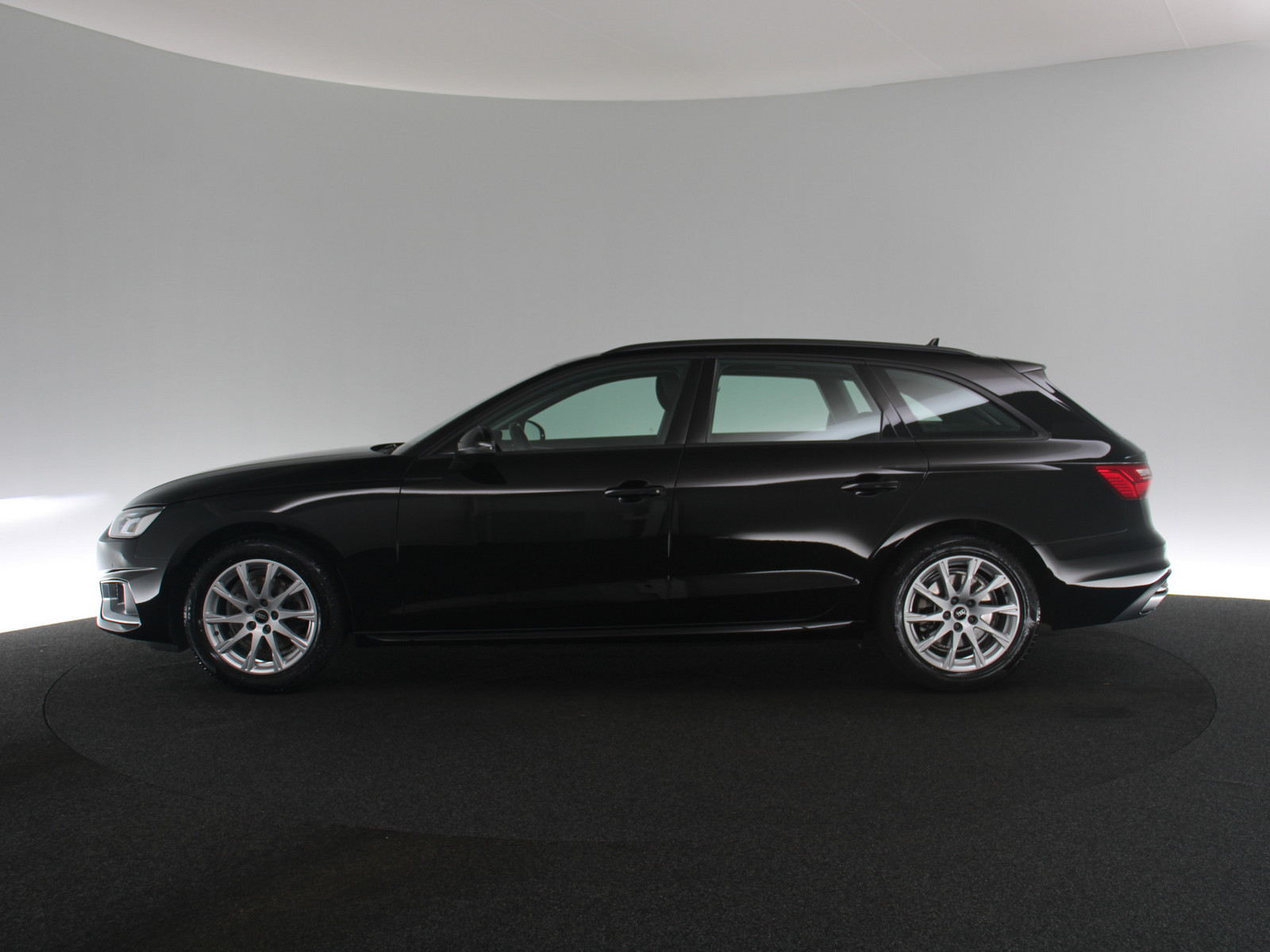 AUDI A4 Avant 35 TFSI advanced AUDI A4 Avant 35 TFSI advanced