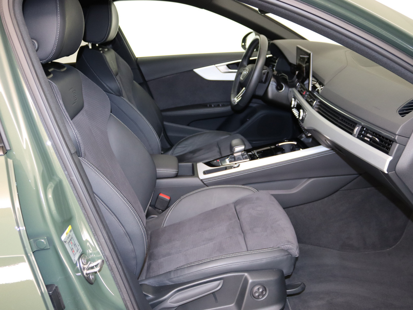 AUDI A4 Avant 40 TDI S line AUDI A4 Avant 40 TDI S line