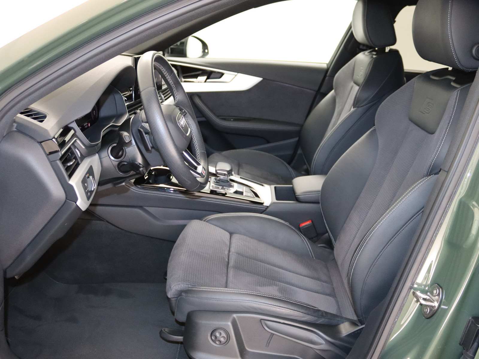 AUDI A4 Avant 40 TDI S line AUDI A4 Avant 40 TDI S line