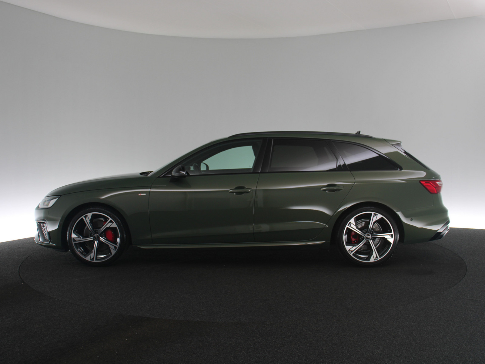 AUDI A4 Avant 40 TDI S line AUDI A4 Avant 40 TDI S line