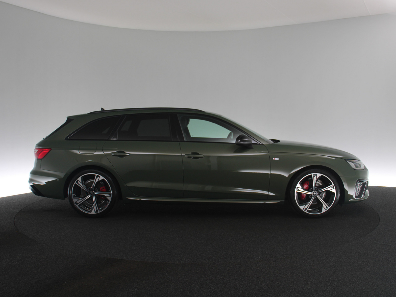 AUDI A4 Avant 40 TDI S line AUDI A4 Avant 40 TDI S line