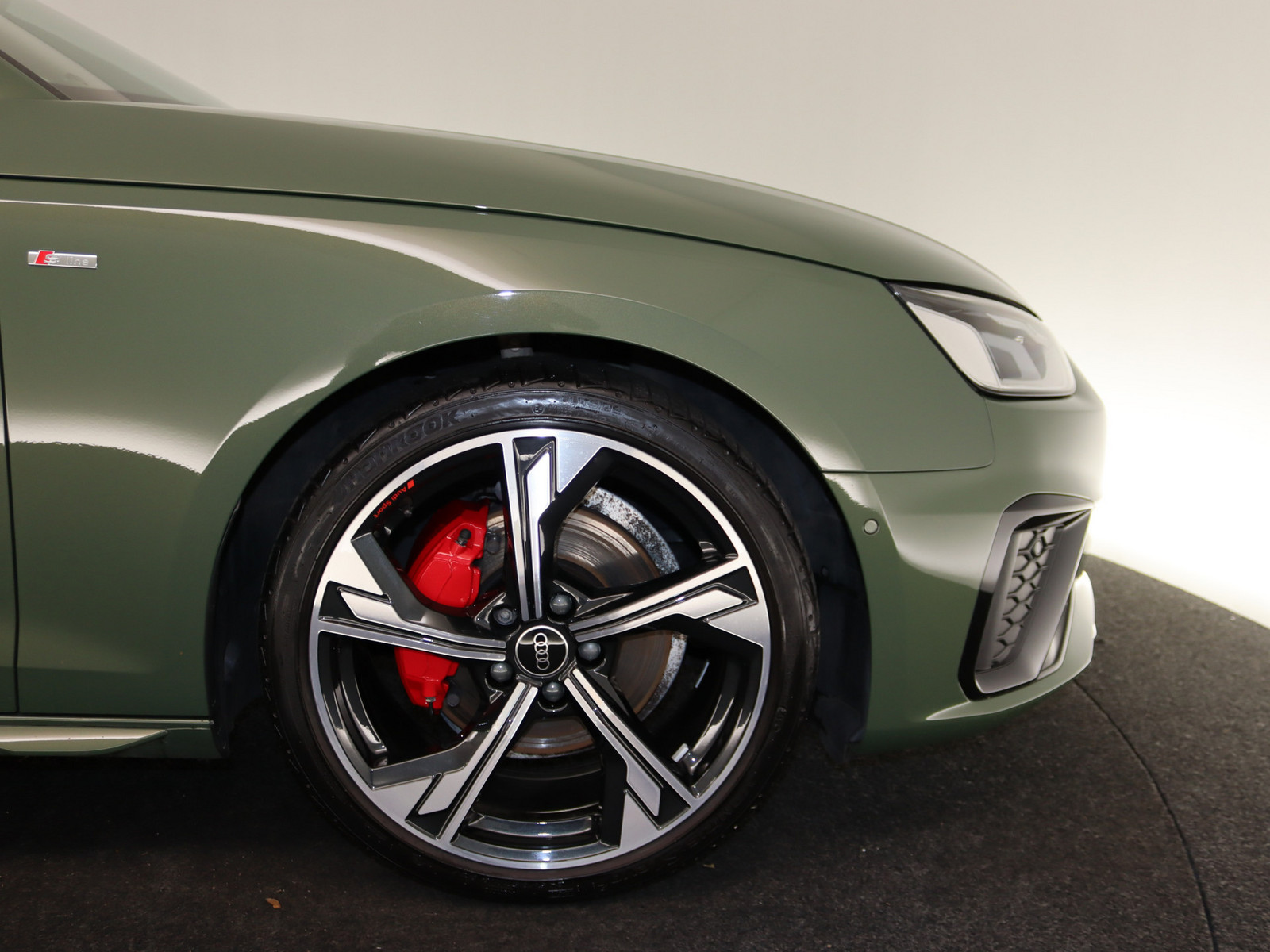 AUDI A4 Avant 40 TDI S line AUDI A4 Avant 40 TDI S line