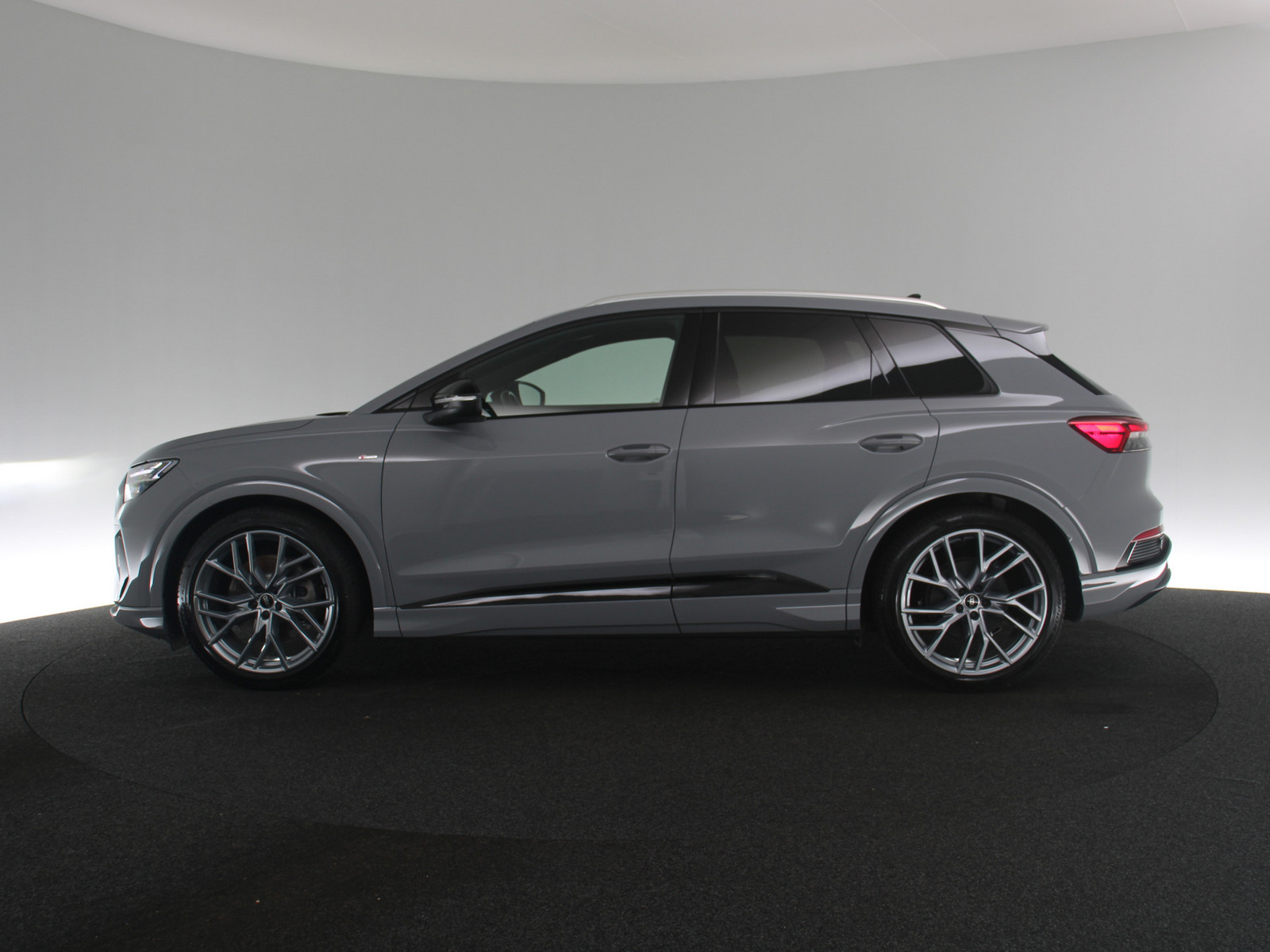 AUDI Q4 45 quattro SONOS MATRIX-LED PANO HUD e-tron AUDI Q4 45 quattro SONOS MATRIX-LED PANO HUD e-tron