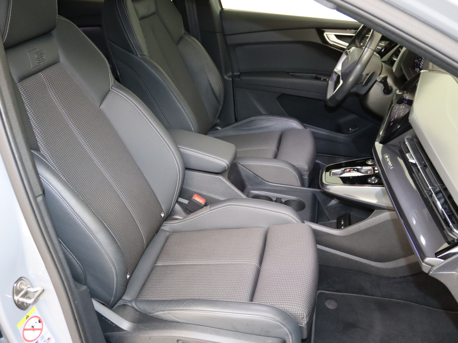 AUDI Q4 e-tron 45 quattro AUDI Q4 e-tron 45 quattro