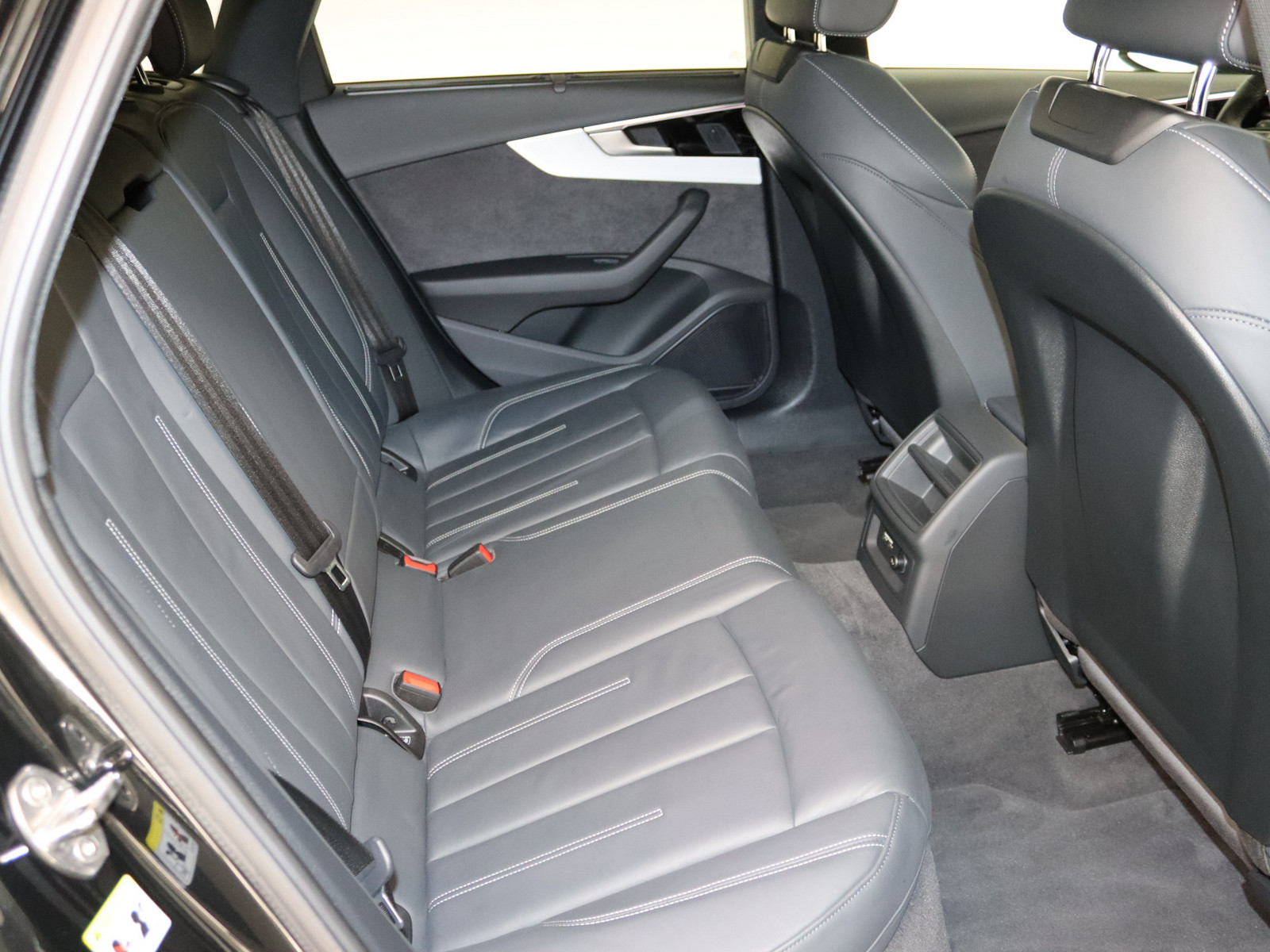 AUDI A4 Avant 35 TFSI S line AUDI A4 Avant 35 TFSI S line