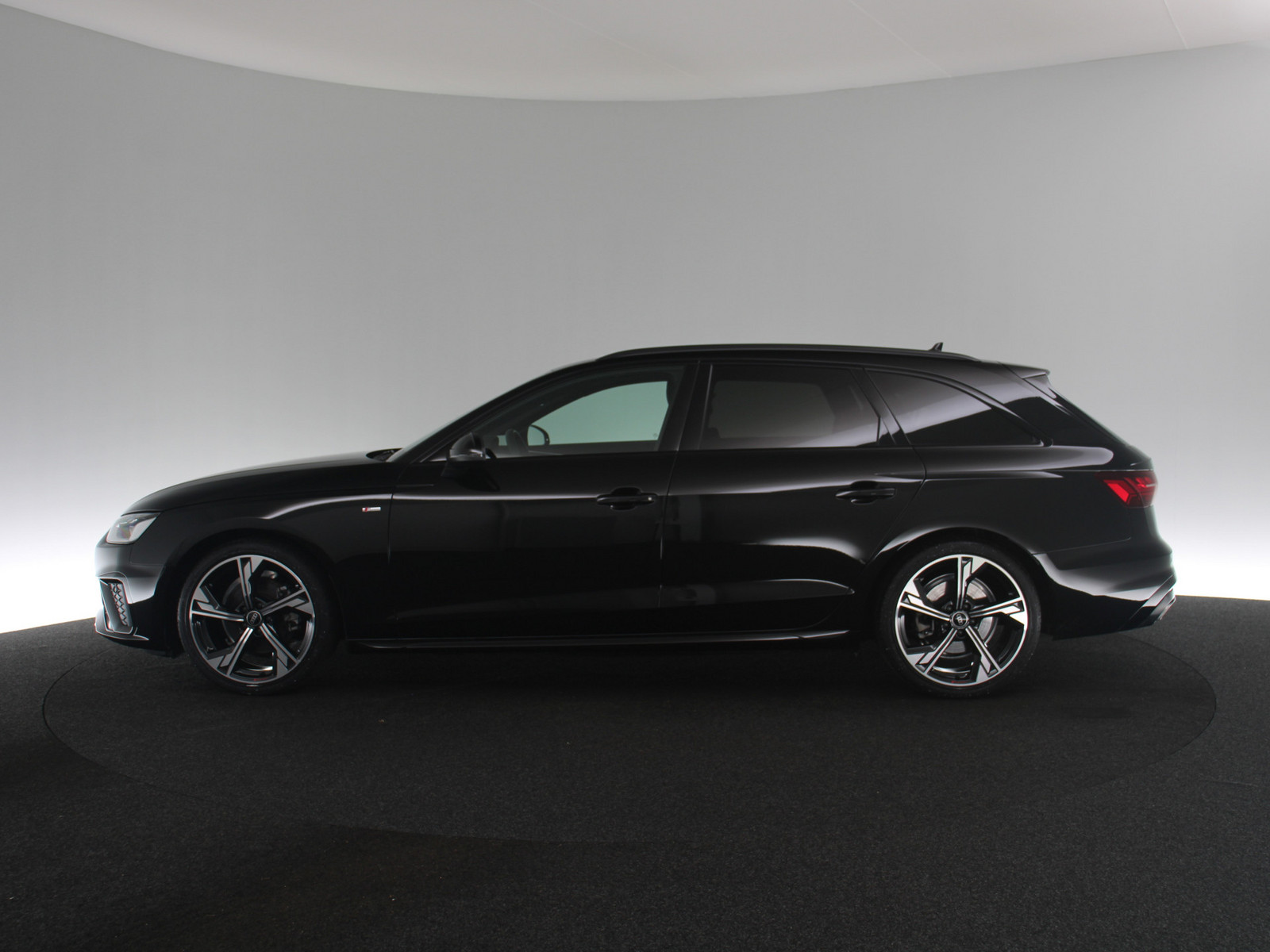 AUDI A4 Avant 35 TFSI S line AUDI A4 Avant 35 TFSI S line