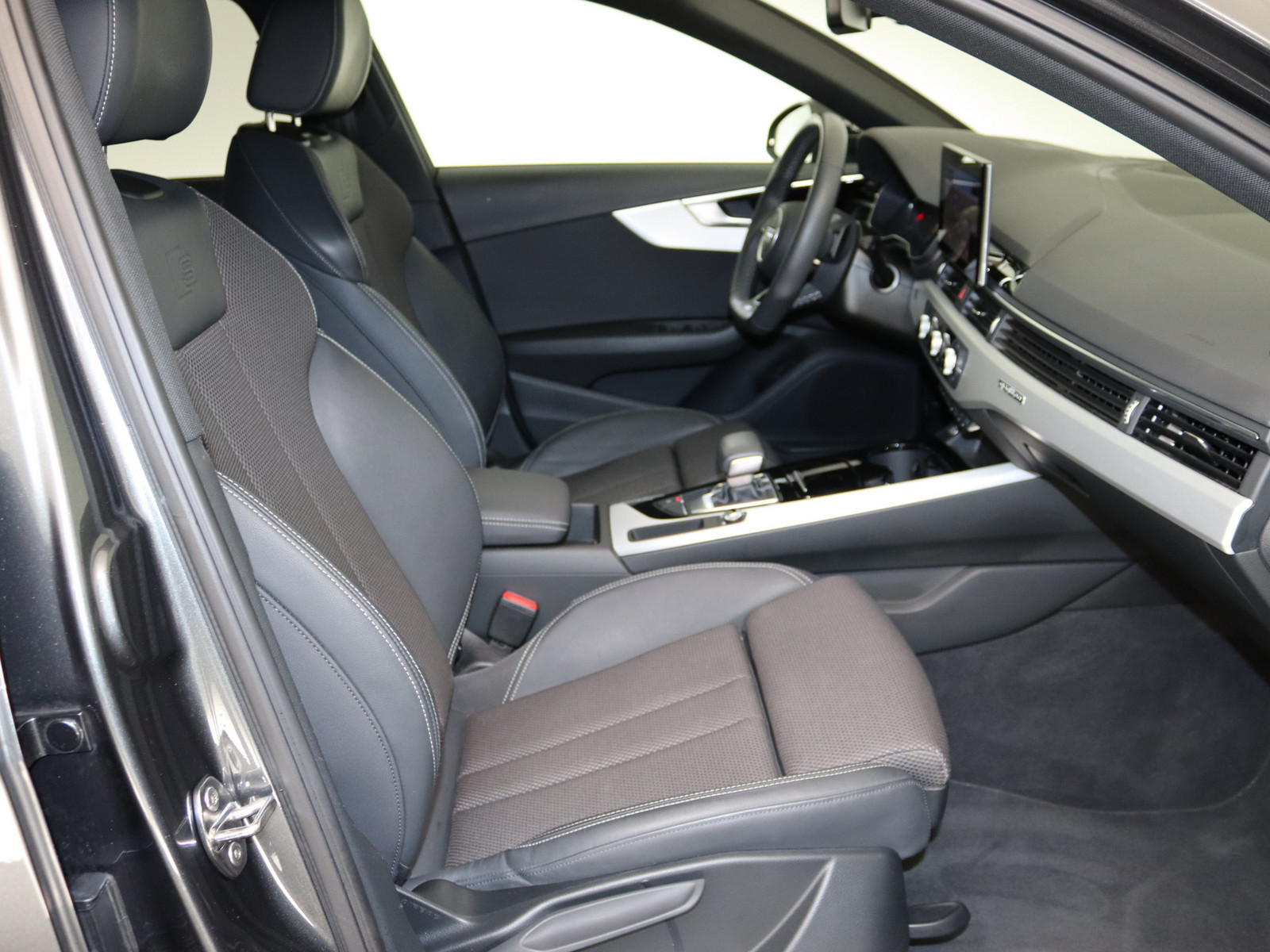 AUDI A4 Avant 40 TDI quattro S line AUDI A4 Avant 40 TDI quattro S line