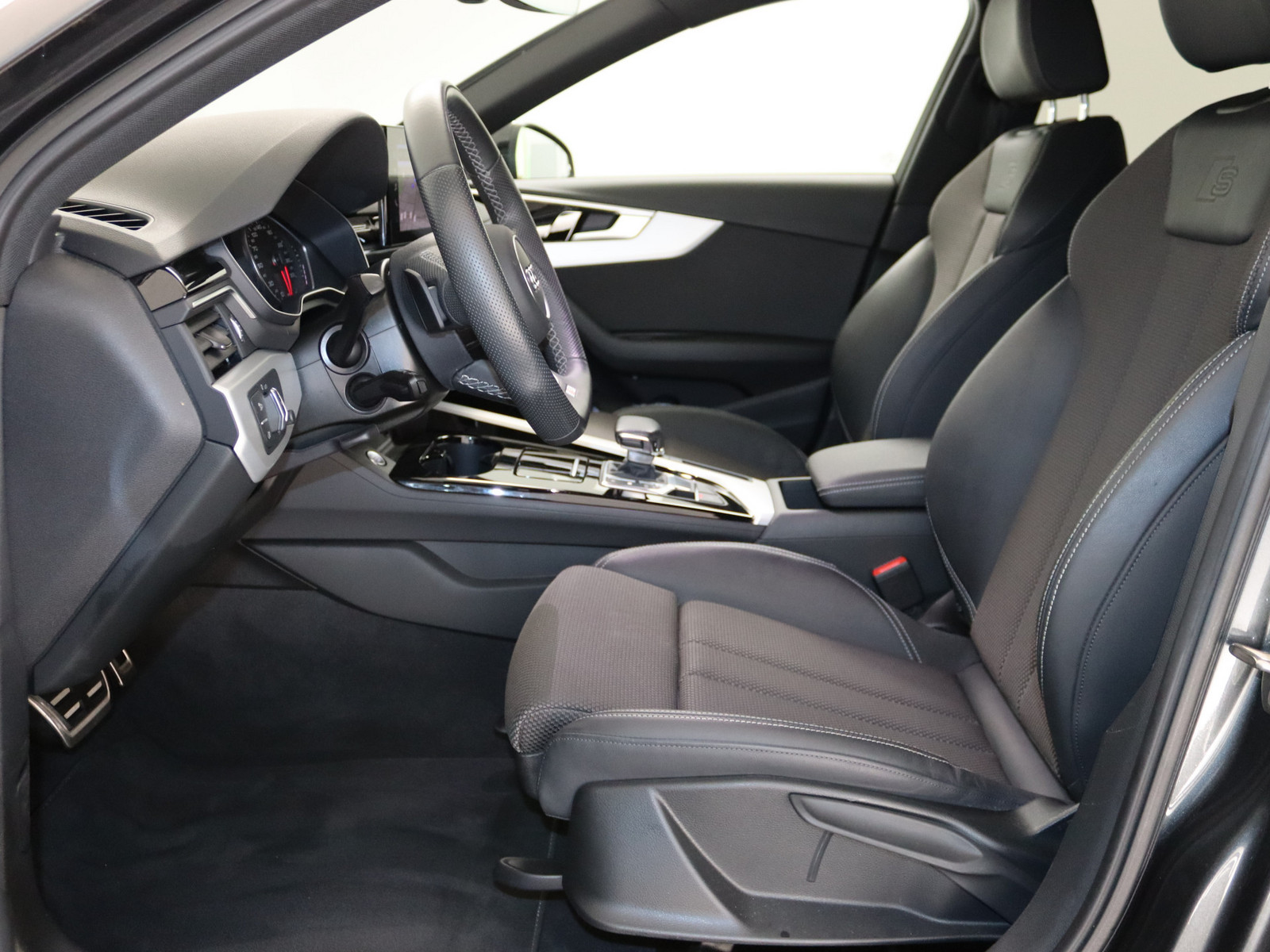 AUDI A4 Avant 40 TDI quattro S line AUDI A4 Avant 40 TDI quattro S line