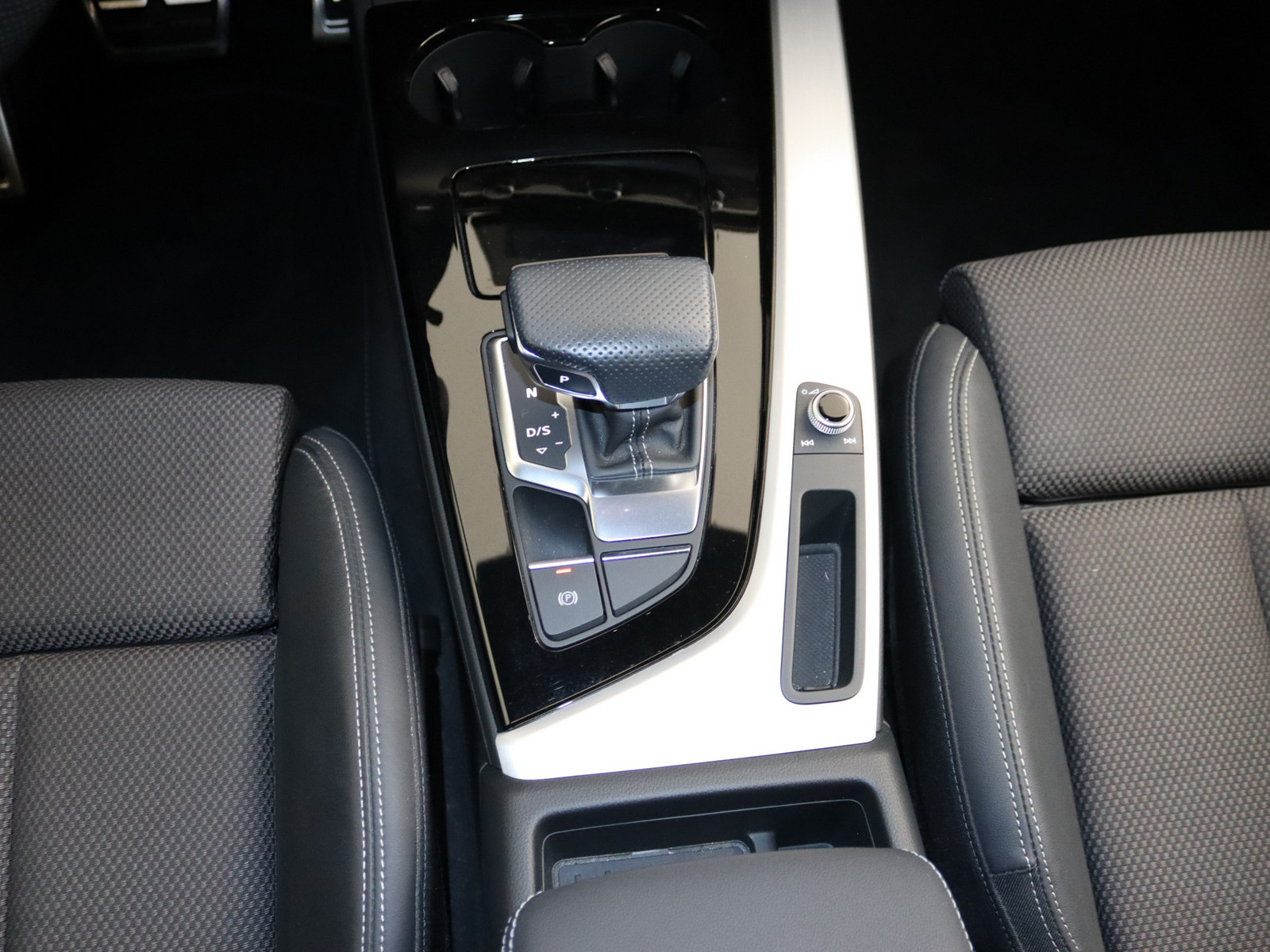 AUDI A4 Avant 40 TDI quattro S line AUDI A4 Avant 40 TDI quattro S line
