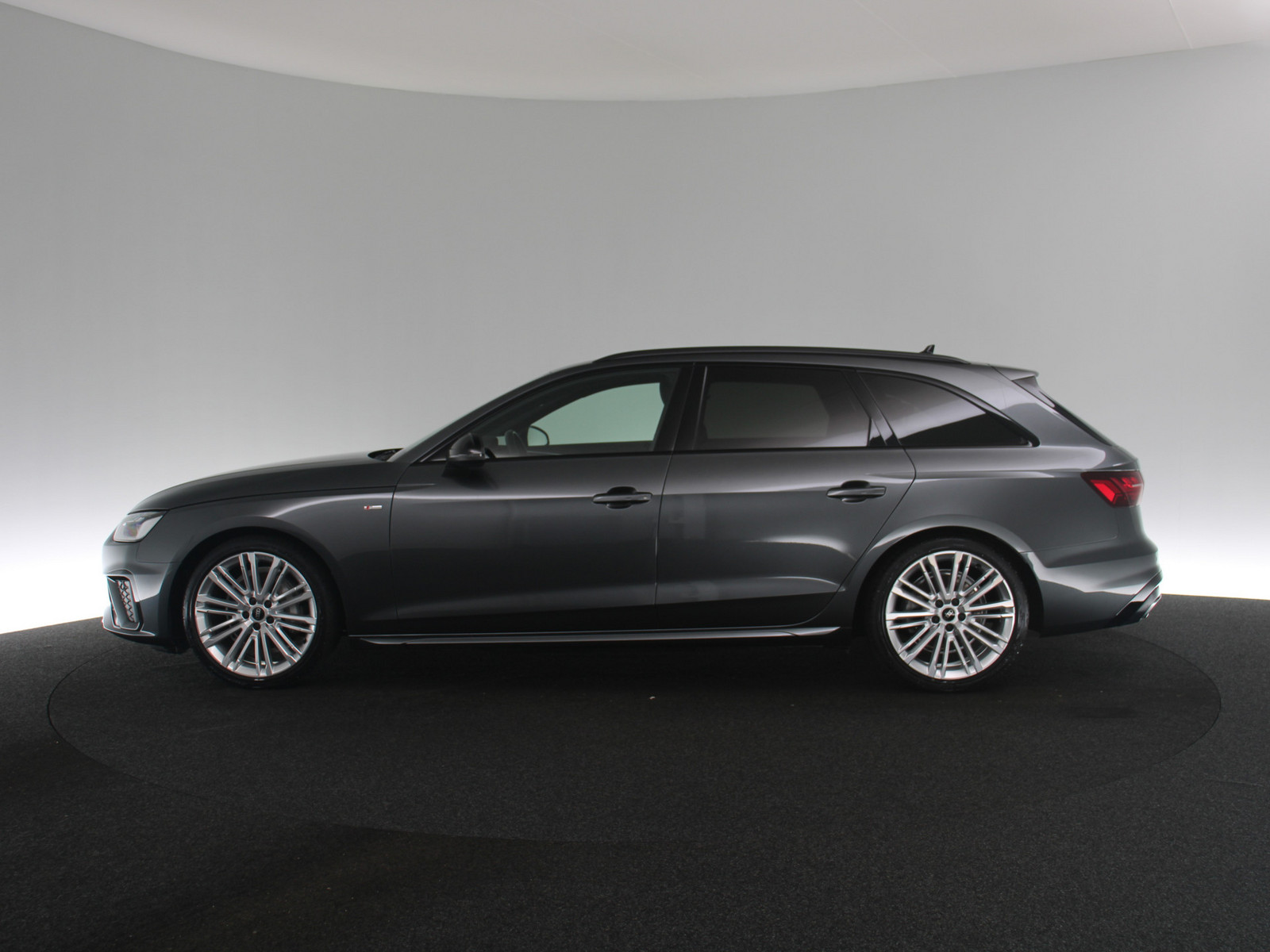 AUDI A4 Avant 40 TDI quattro S line AUDI A4 Avant 40 TDI quattro S line