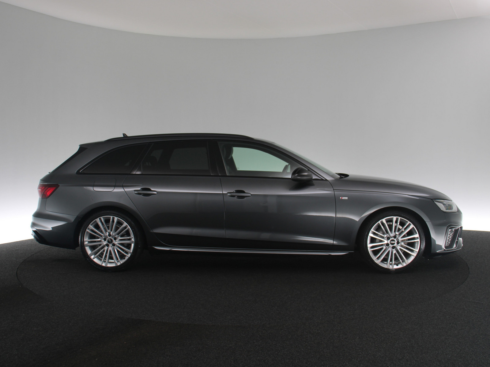 AUDI A4 Avant 40 TDI quattro S line AUDI A4 Avant 40 TDI quattro S line