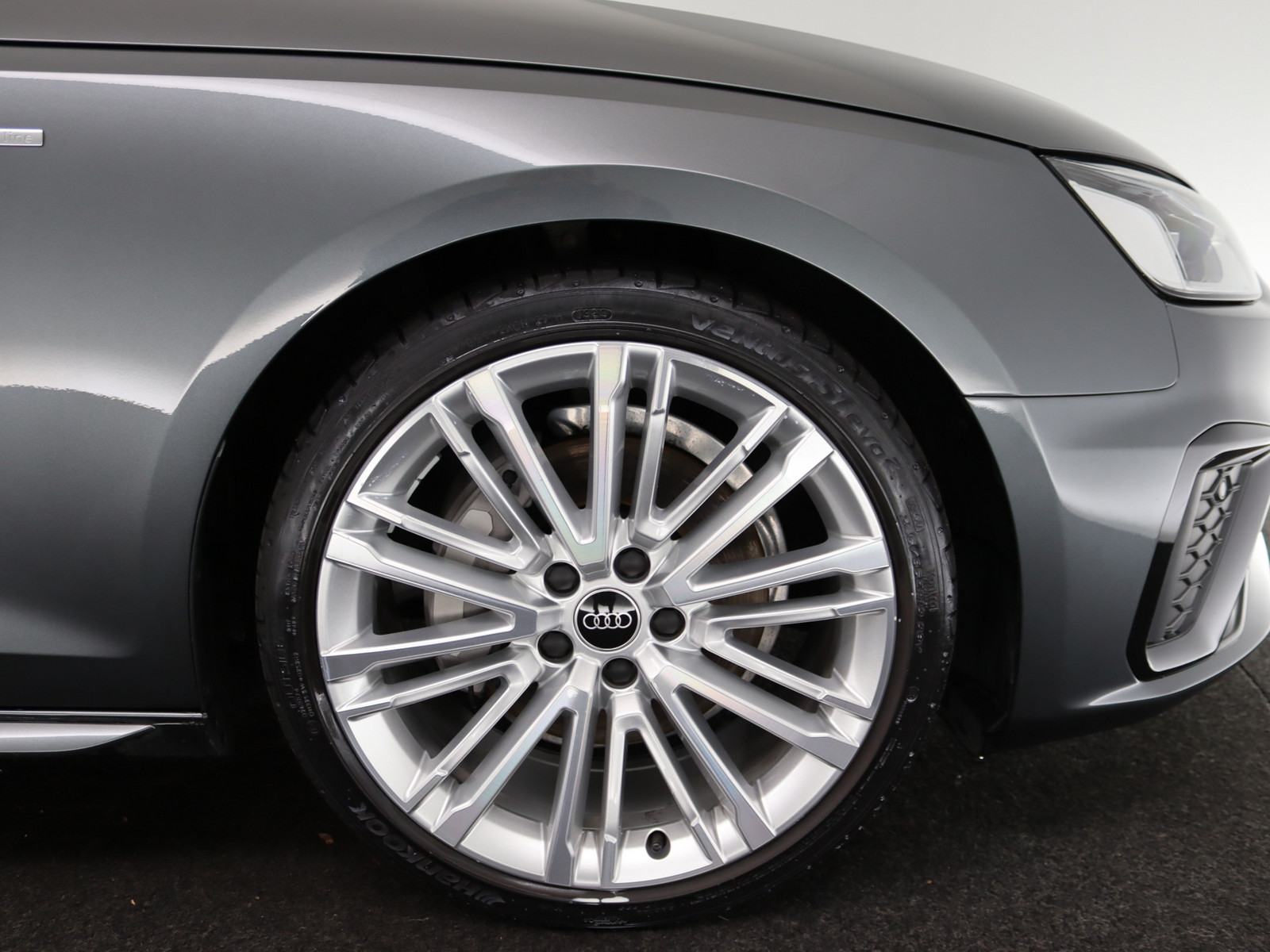 AUDI A4 Avant 40 TDI quattro S line AUDI A4 Avant 40 TDI quattro S line