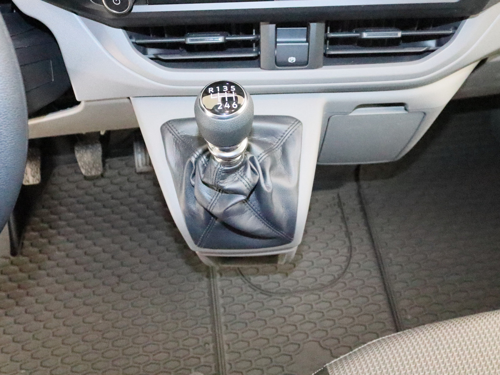 VW T7 Kasten 2.0 TDI KR L1H1 AHK LED KAMERA PDC VW T7 Kasten 2.0 TDI KR L1H1 AHK LED KAMERA PDC