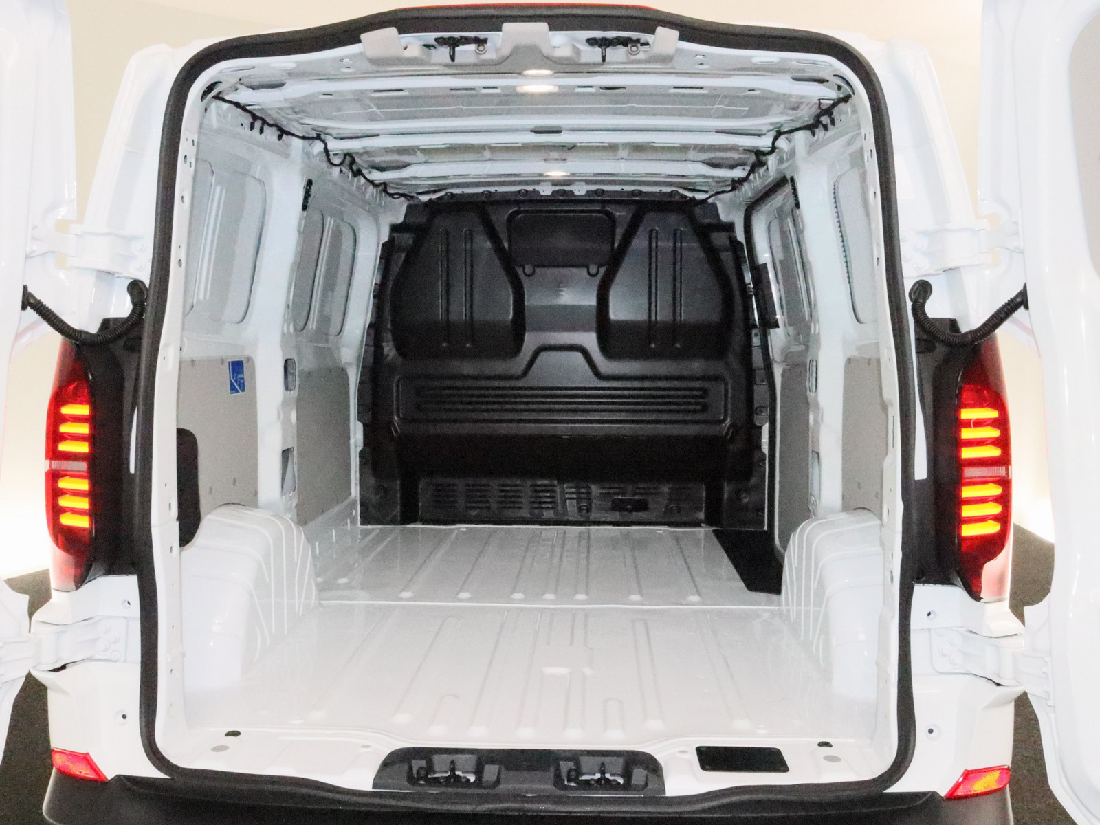 VW T7 Kasten 2.0 TDI KR L1H1 AHK LED KAMERA PDC VW T7 Kasten 2.0 TDI KR L1H1 AHK LED KAMERA PDC