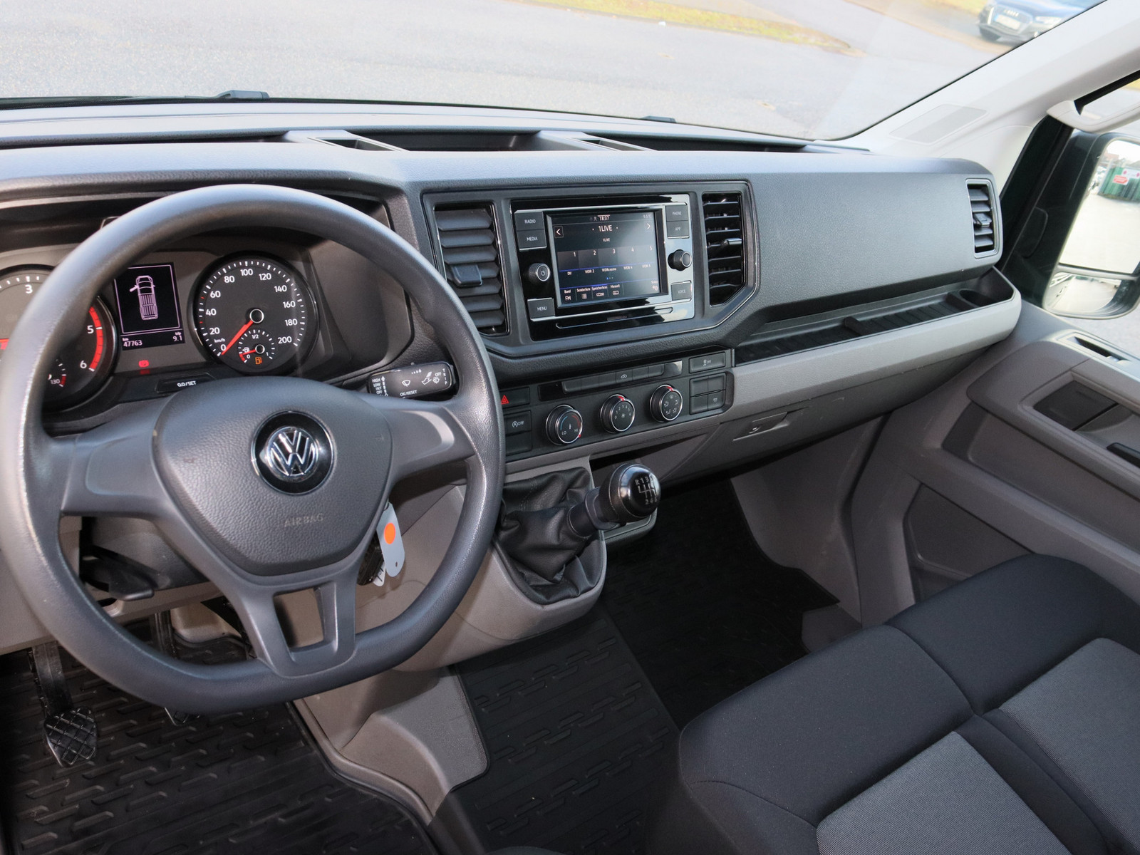 VW Crafter 30 2.0 TDI L2H2 FWD VW Crafter 30 2.0 TDI L2H2 FWD