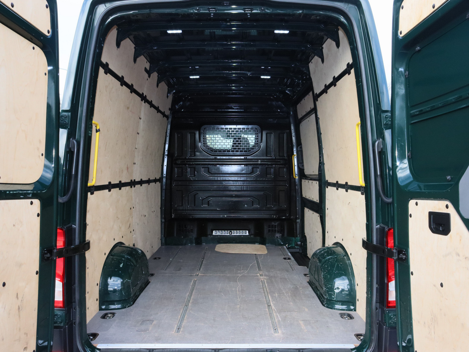 VW Crafter 30 2.0 TDI L2H2 FWD VW Crafter 30 2.0 TDI L2H2 FWD