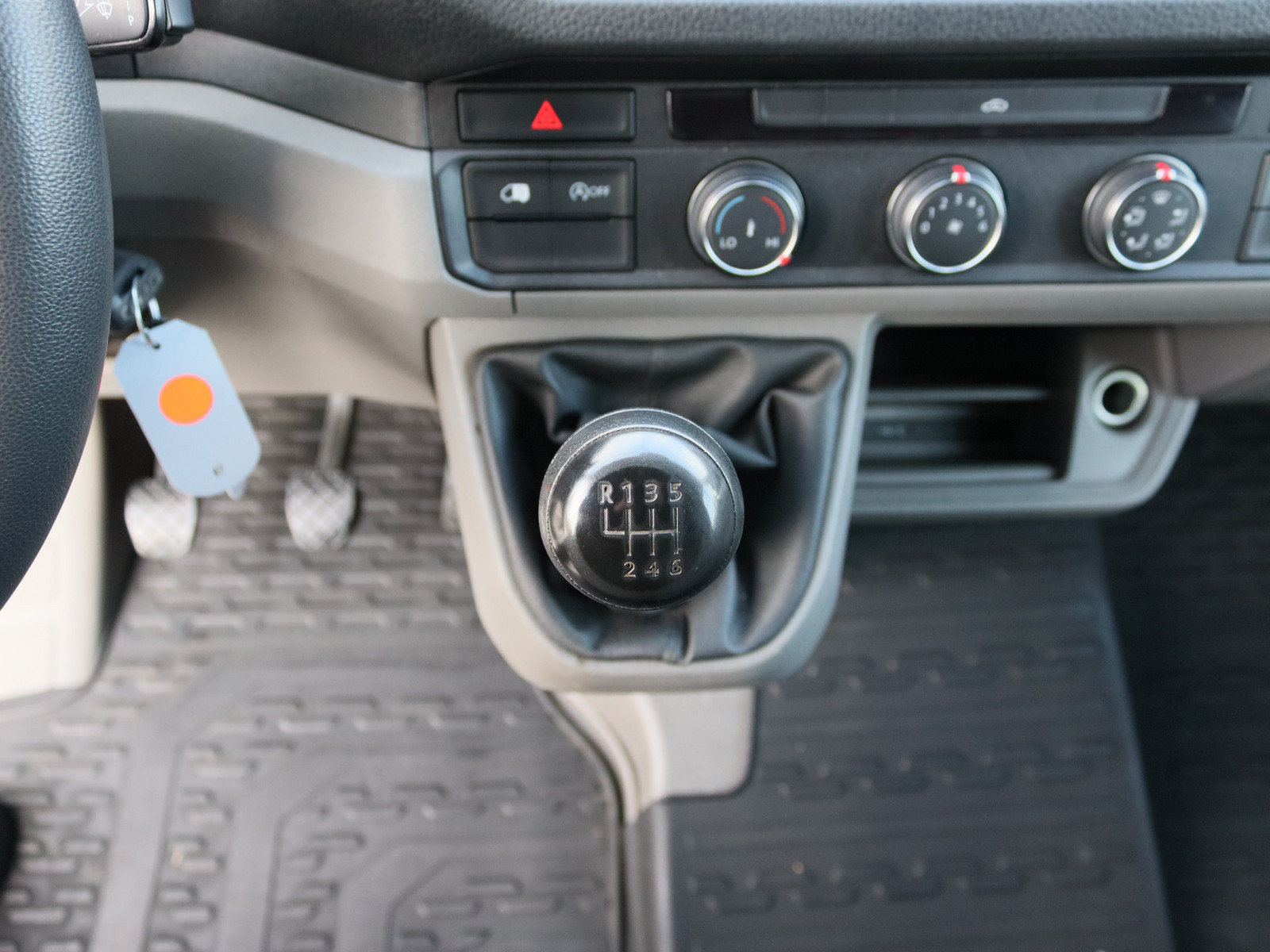 VW Crafter 30 2.0 TDI L2H2 FWD VW Crafter 30 2.0 TDI L2H2 FWD