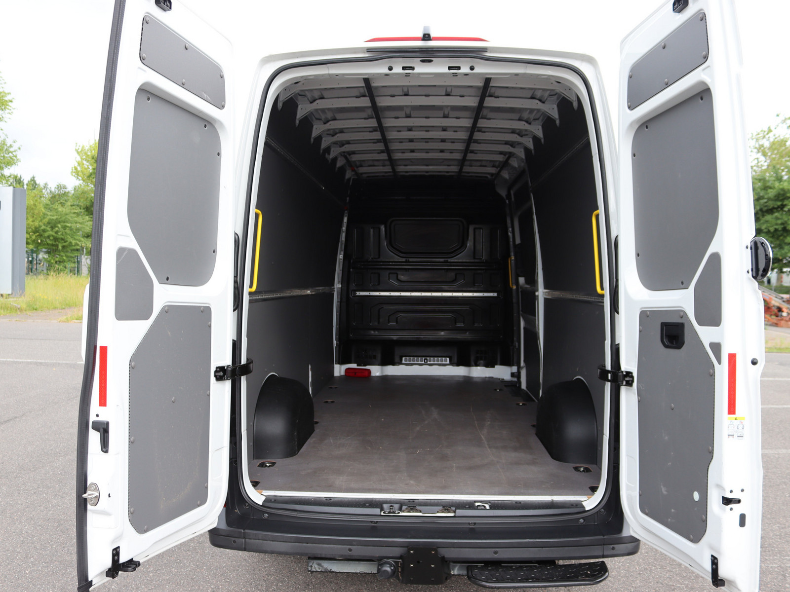 VW Crafter 35 2.0 TDI L3H2 FWD VW Crafter 35 2.0 TDI L3H2 FWD