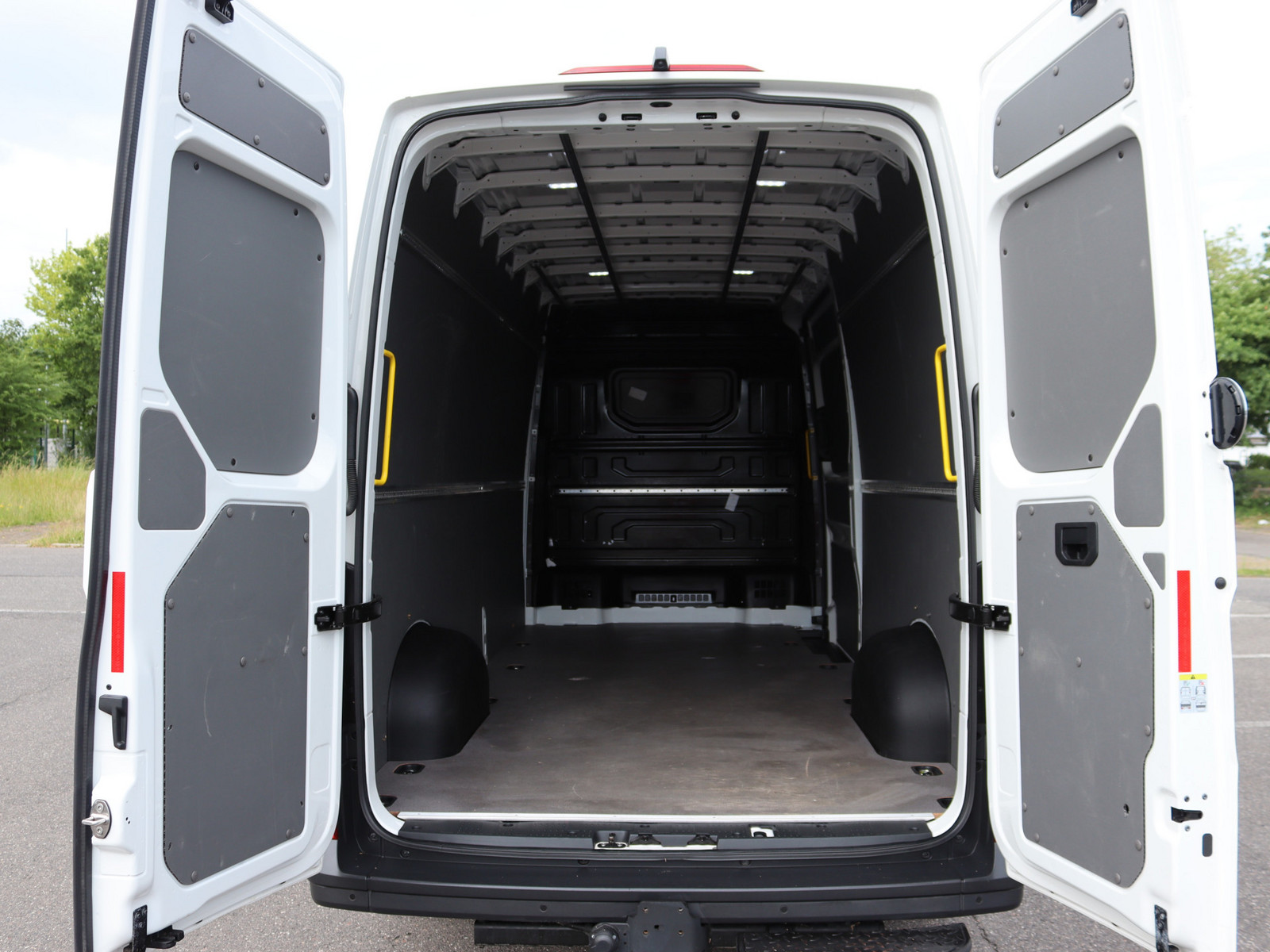 VW Crafter 35 2.0 TDI L3H2 FWD VW Crafter 35 2.0 TDI L3H2 FWD