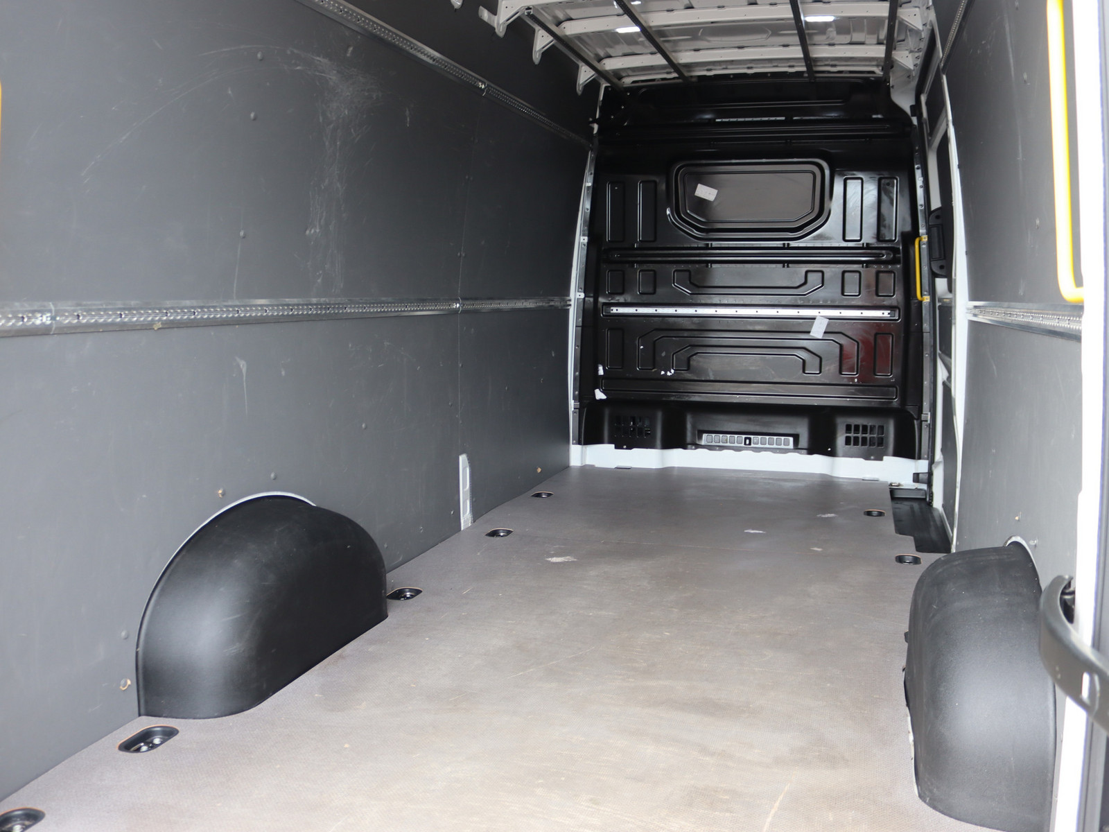 VW Crafter 35 2.0 TDI L3H2 FWD VW Crafter 35 2.0 TDI L3H2 FWD