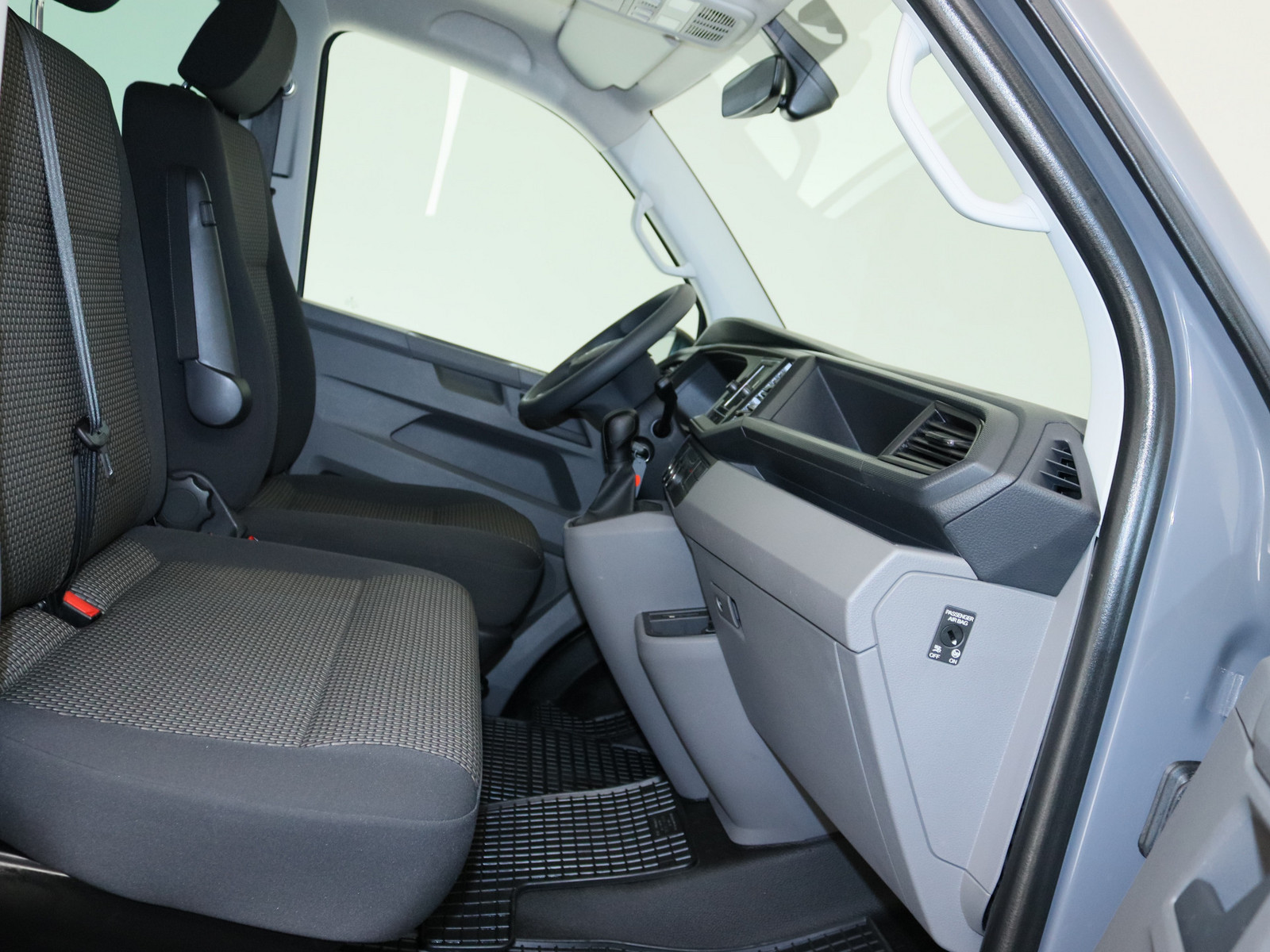 VW T6.1 Transporter Kombi 2.0 TDI lang FWD VW T6.1 Transporter Kombi 2.0 TDI lang FWD