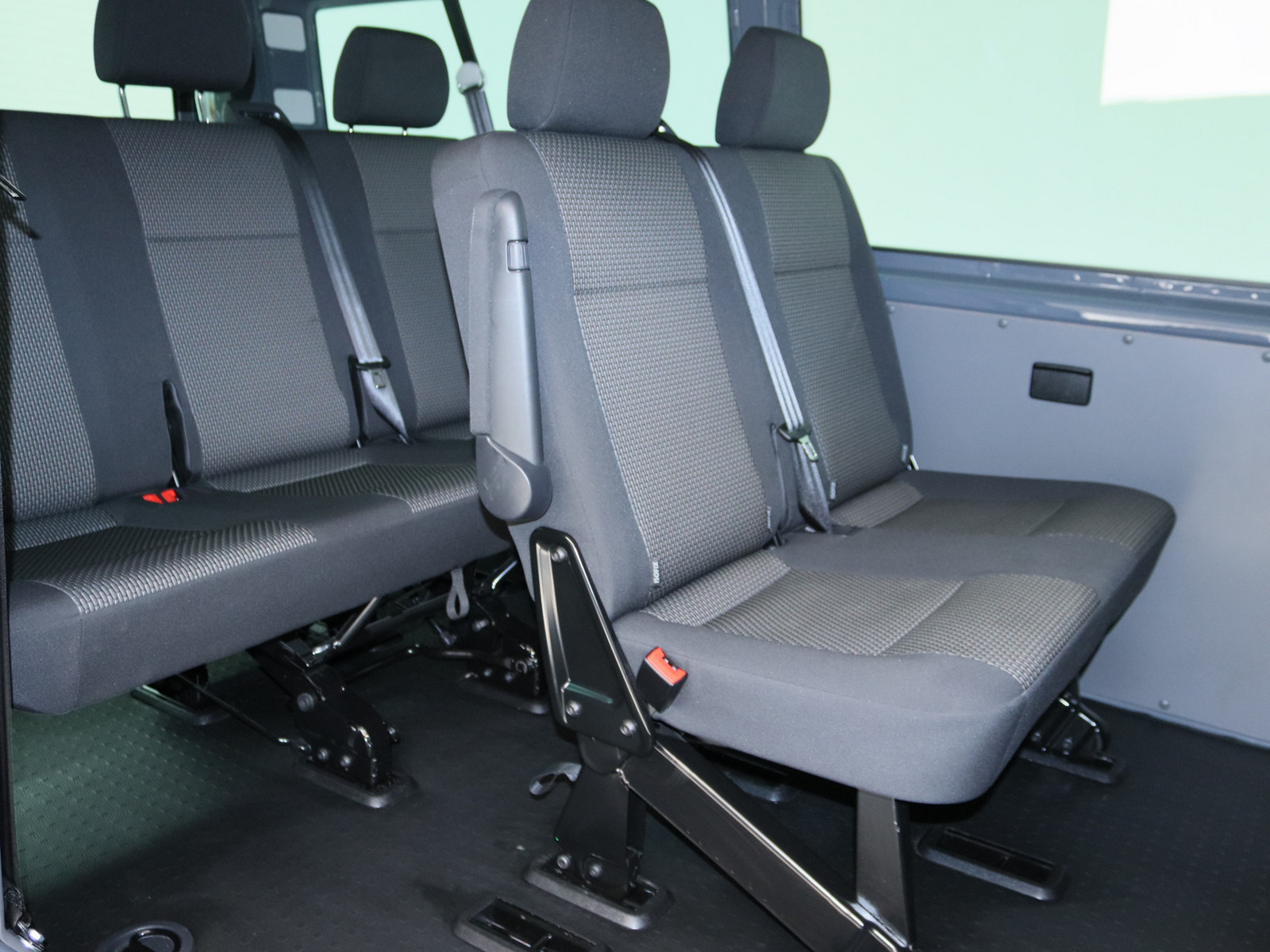 VW T6.1 Transporter Kombi 2.0 TDI lang FWD VW T6.1 Transporter Kombi 2.0 TDI lang FWD