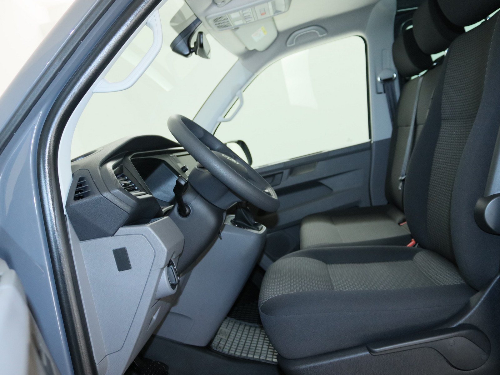 VW T6.1 Transporter Kombi 2.0 TDI lang FWD VW T6.1 Transporter Kombi 2.0 TDI lang FWD
