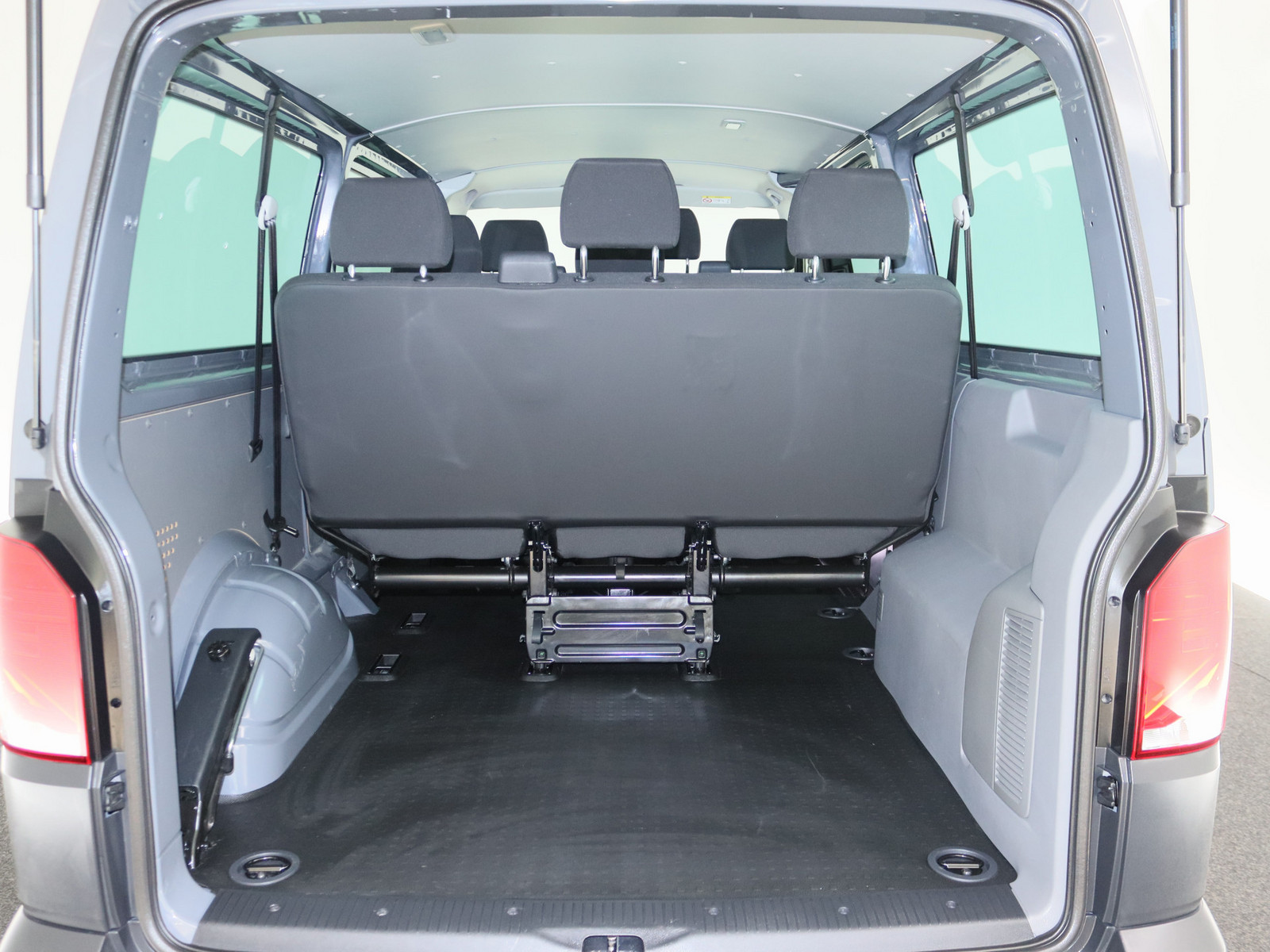 VW T6.1 Transporter Kombi 2.0 TDI lang FWD VW T6.1 Transporter Kombi 2.0 TDI lang FWD