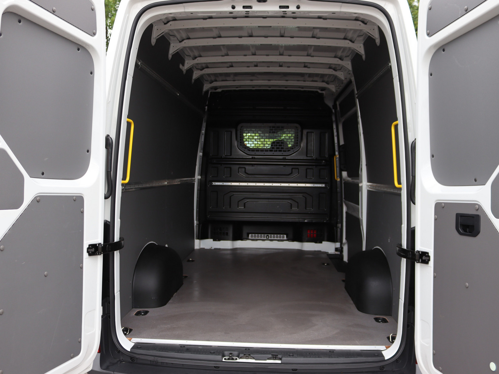 VW Crafter 35 2.0 TDI L2H2 FWD VW Crafter 35 2.0 TDI L2H2 FWD