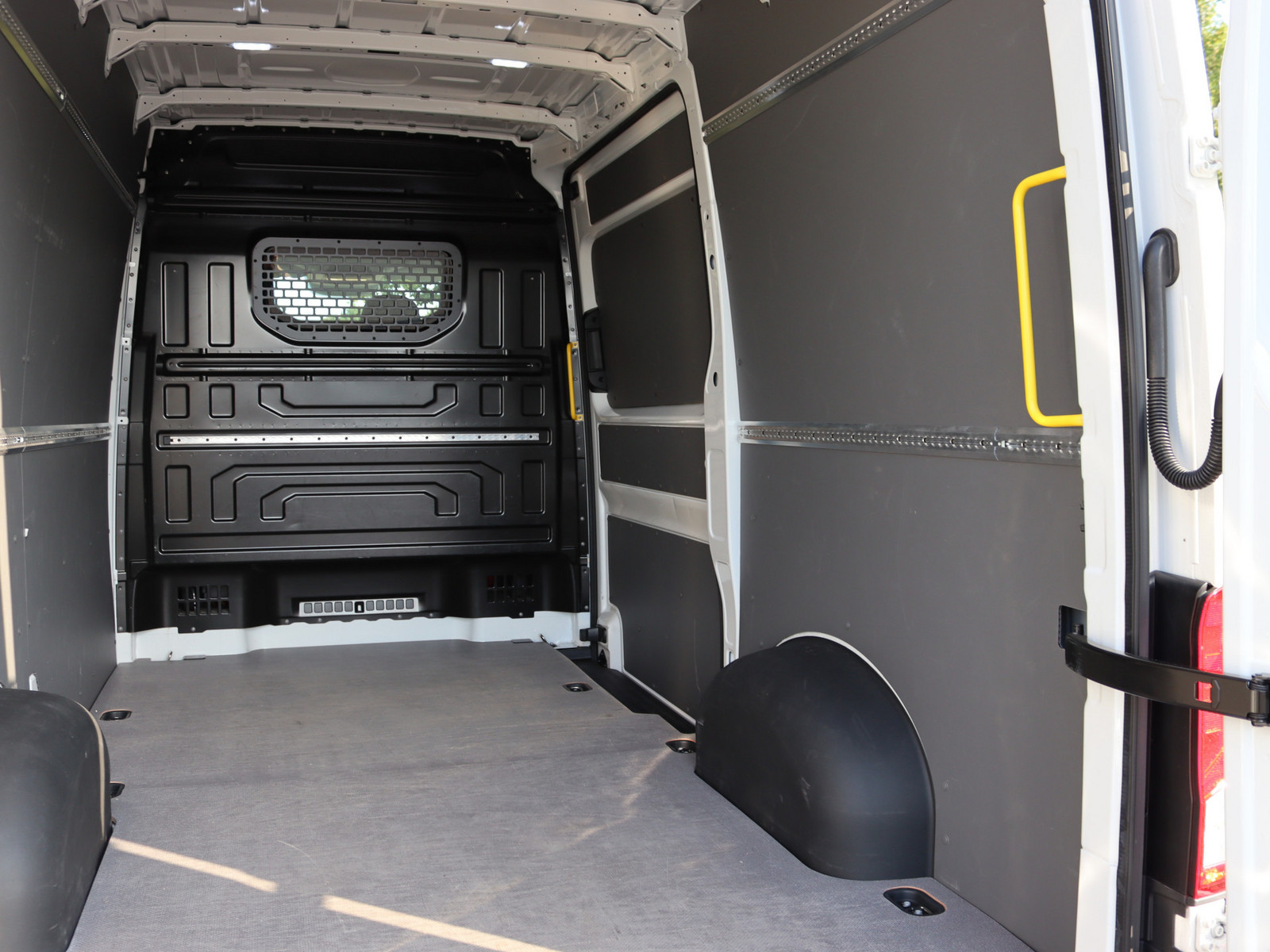 VW Crafter 35 2.0 TDI L2H2 FWD VW Crafter 35 2.0 TDI L2H2 FWD