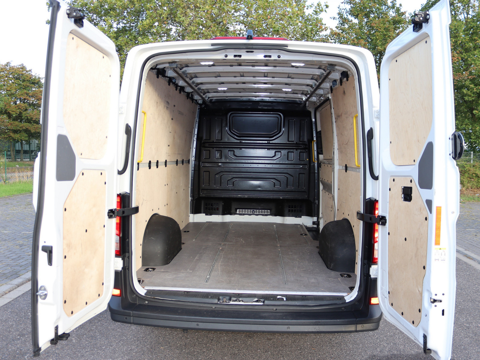 VW Crafter 35 2.0 TDI L2H1 FWD VW Crafter 35 2.0 TDI L2H1 FWD