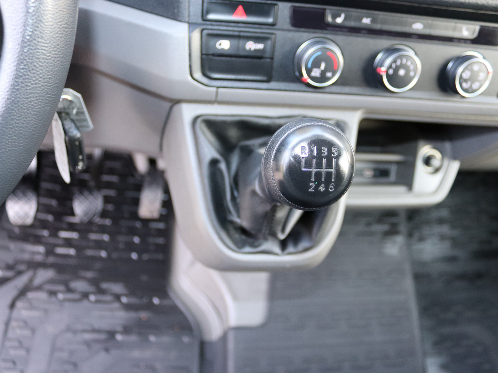 VW Crafter 35 2.0 TDI L2H1 FWD VW Crafter 35 2.0 TDI L2H1 FWD