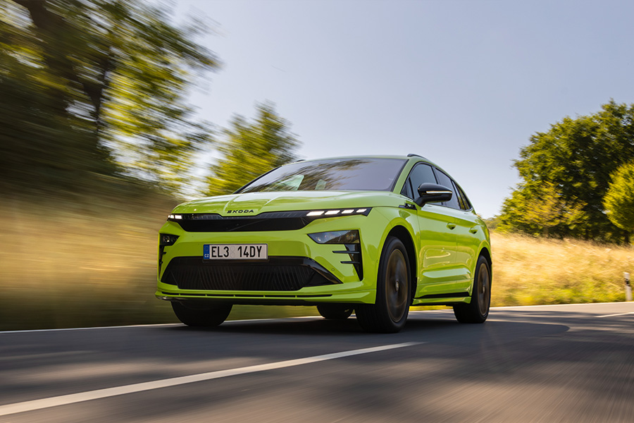 Der neue Skoda Enyaq während der Fahrt